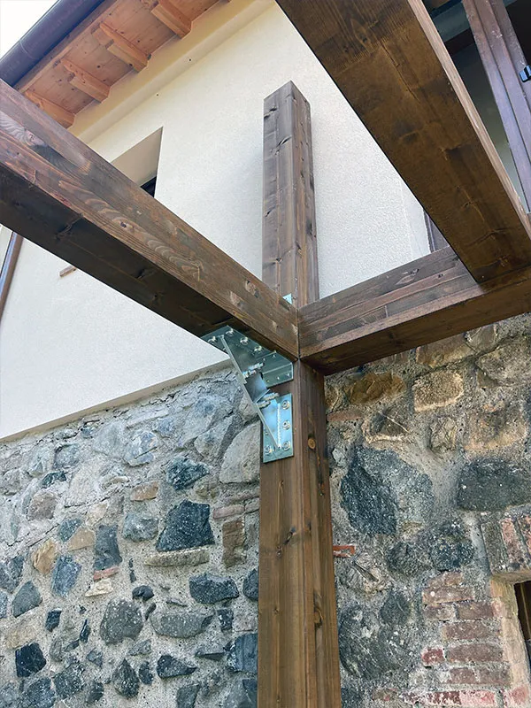 balconata in legno lamellare con trattamento fungicida a riparbella (PI)