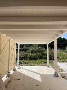 Dttaglio struttura in legno con pilastri fissati alla soletta con piastre porta pilastro della casetta in legno a pisa