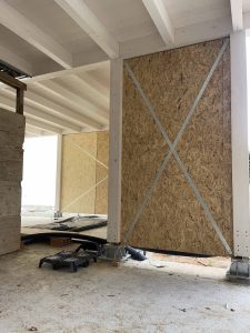 Pareti in legno costruite col metodo a telaio, internamente coibentate ed irrigidite con nastri metallici