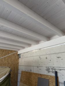 Dettaglio delle travature in legno lavorate su misura  della casetta in legno a pisa