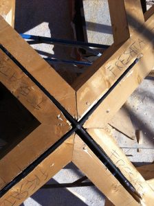 Dettaglio piastra metallica inserita nelle travi lavorate