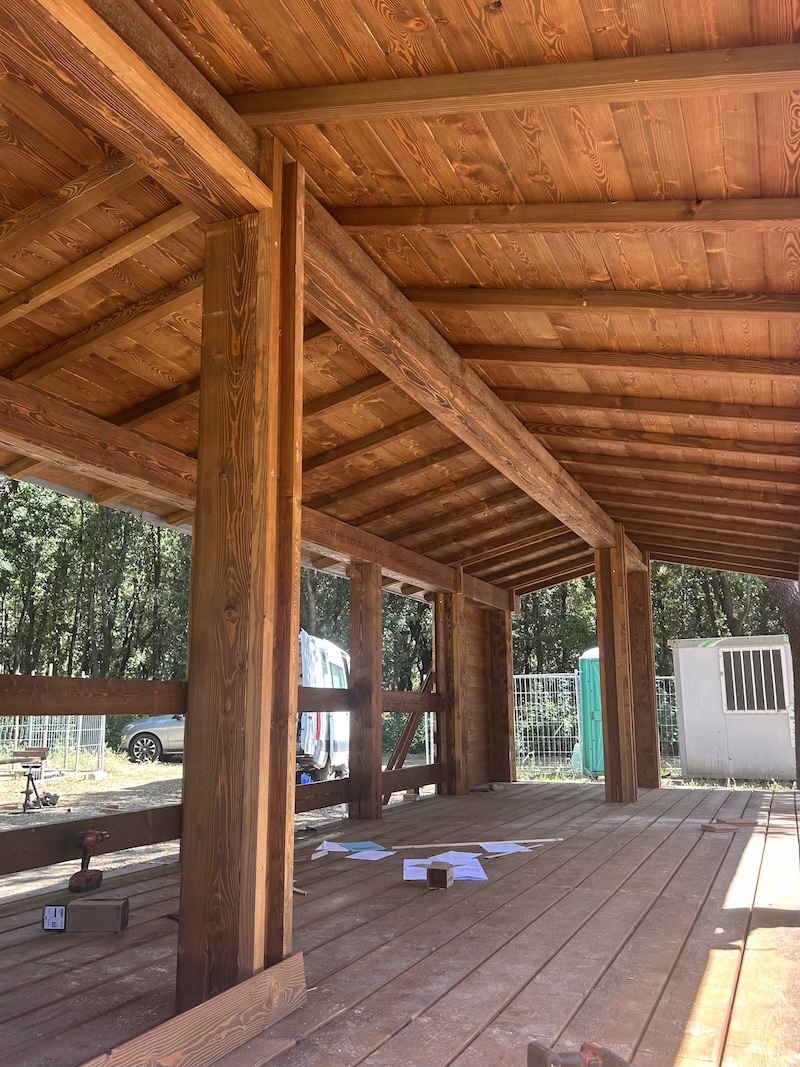 struttura in legno massiccio di larice realizzata su misura a castagneto Carducci