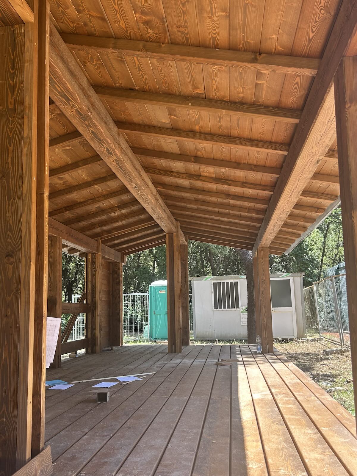 Struttura per esterni in legno di massiccio di larice, pavimentazione, pilastri, travi, travetti e perlinato maschiato