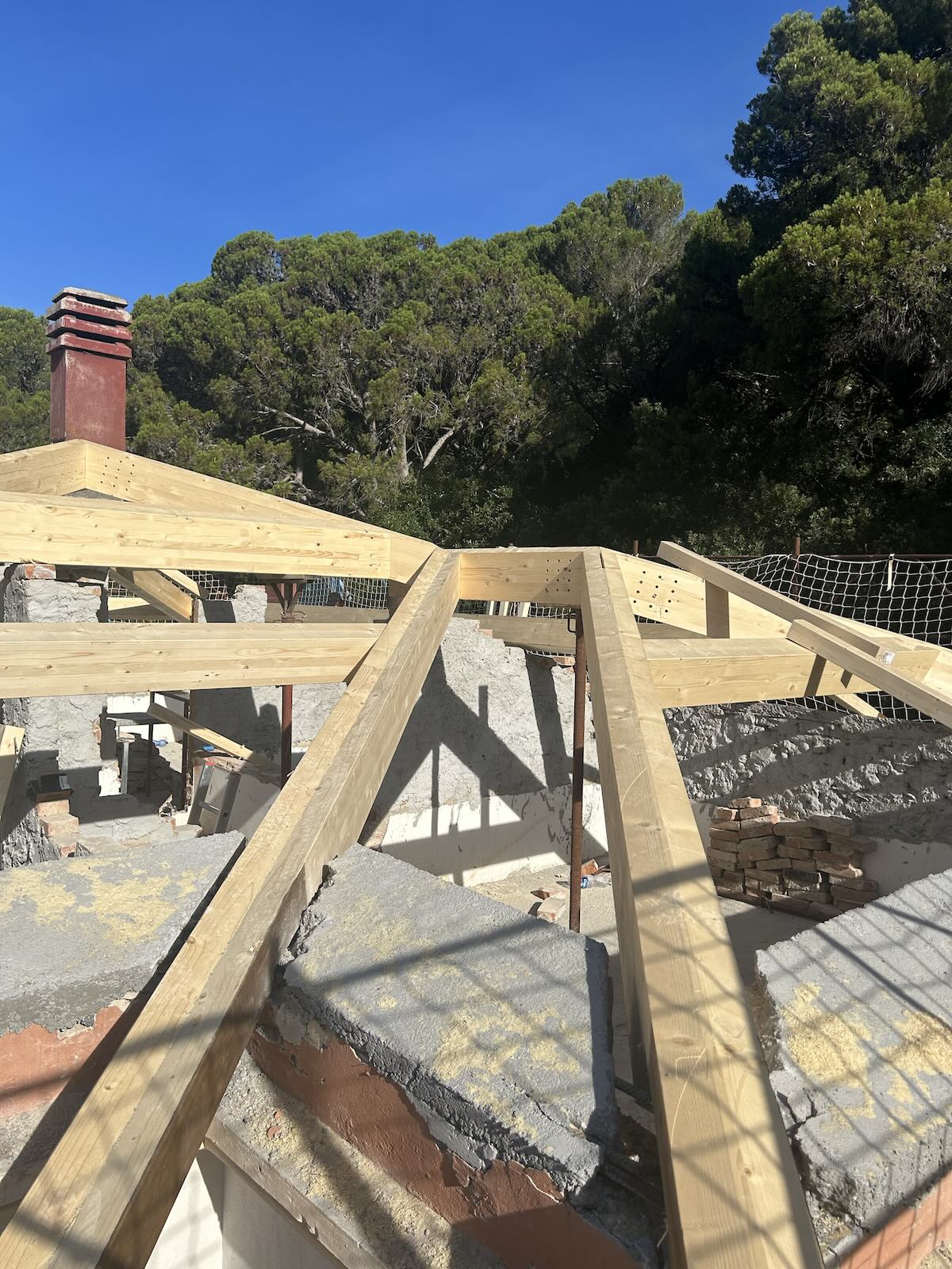 tetto in legno lamellare autoportante, costruito a Quercianella, Toscana