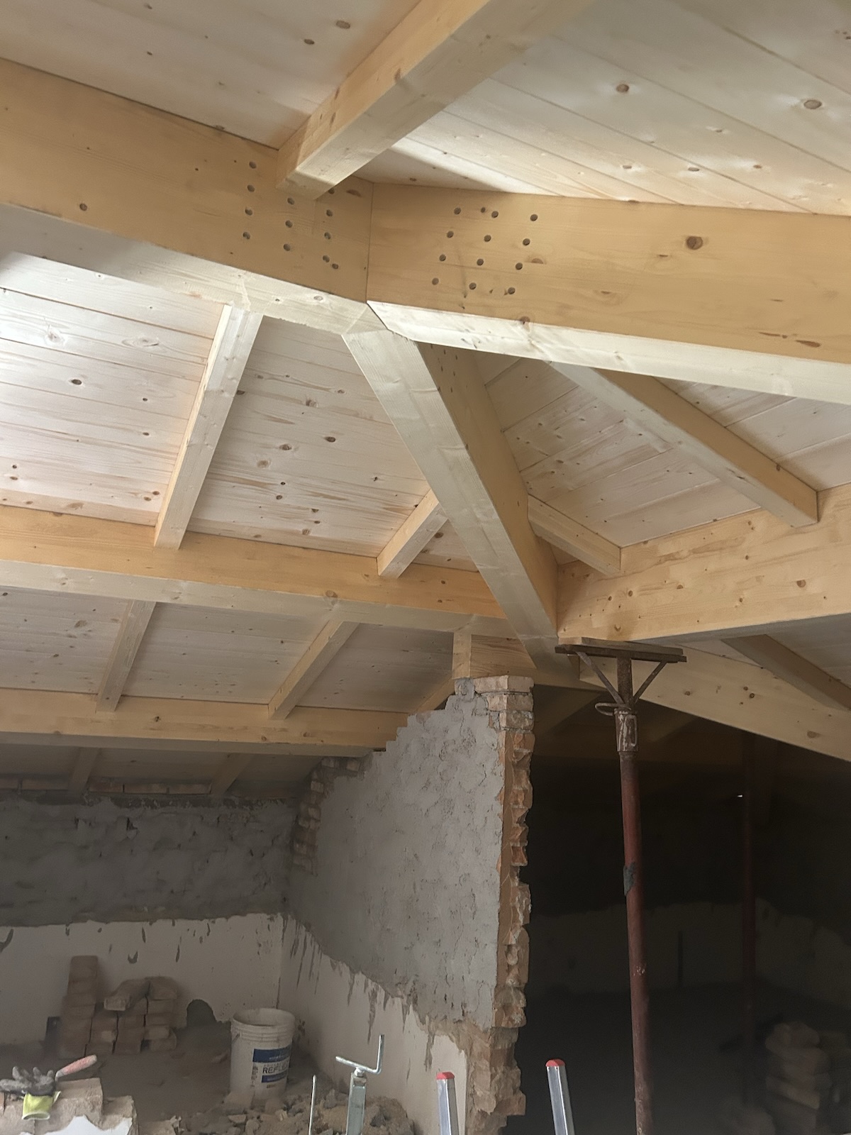 tetto in legno lamellare autportante sito in Quercianella, Toscana