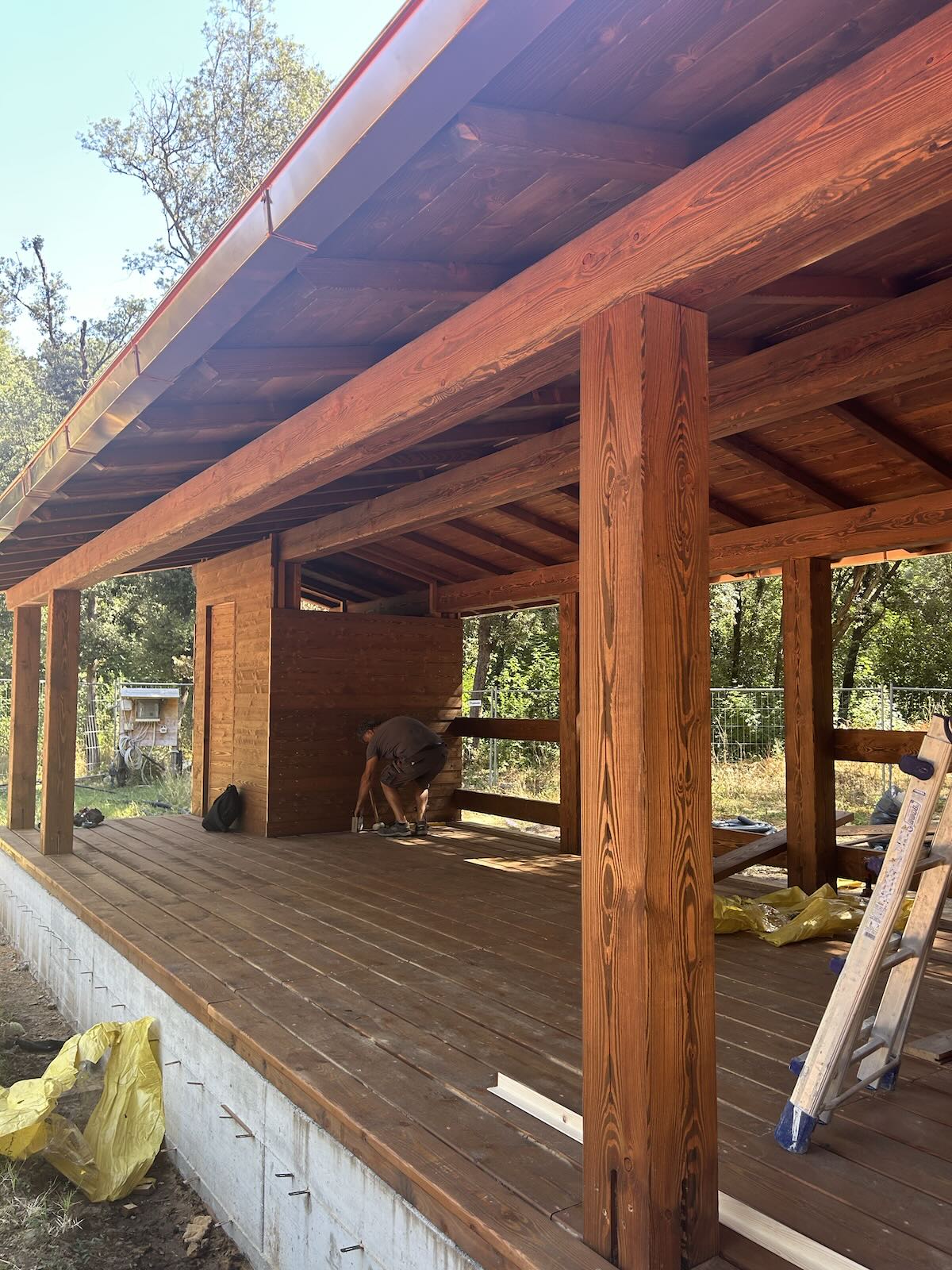 particolare pilastri in legno massiccio di larice con sovrastante copertura in legno