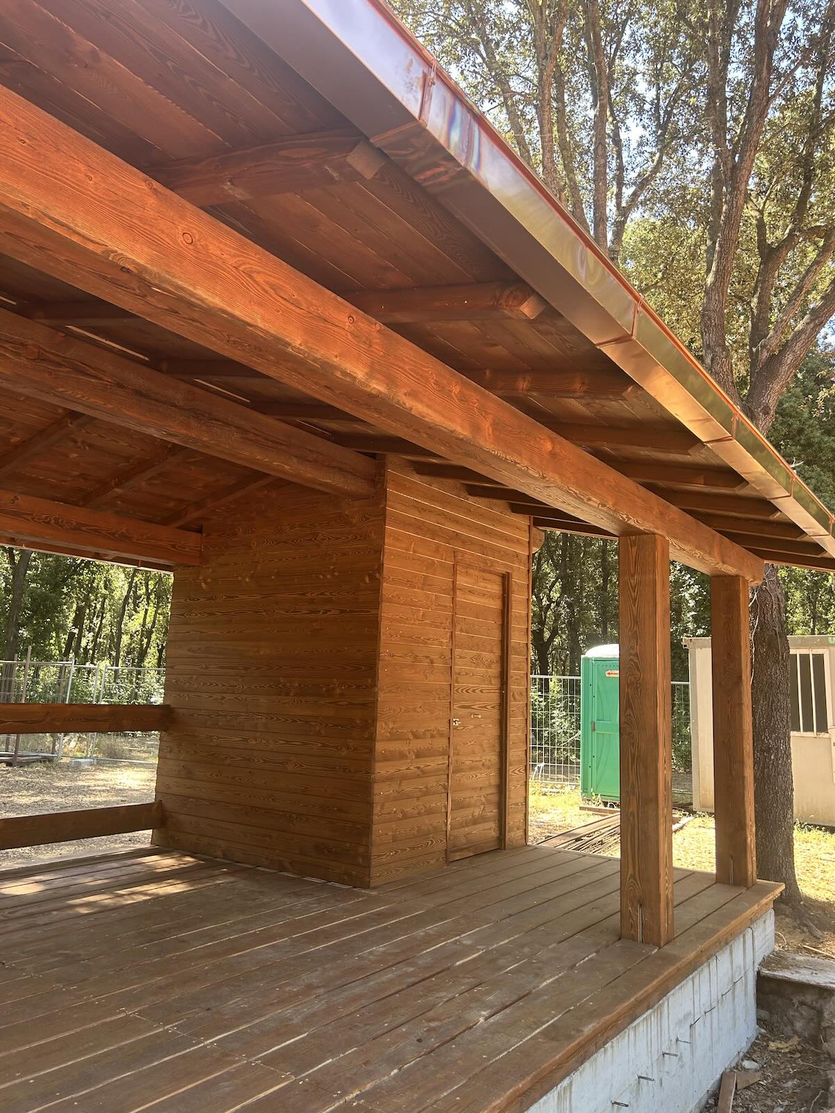 particolare della cabina, con porta in legno di larice realizzata su misura