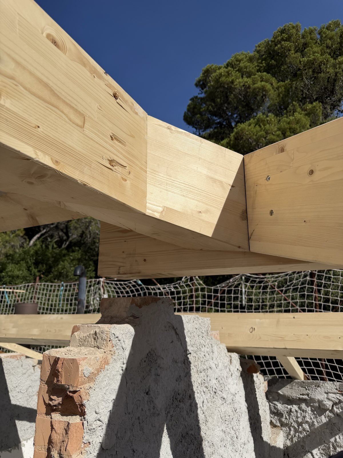 elementi in legno, struttura portante del tetto in legno lamellare