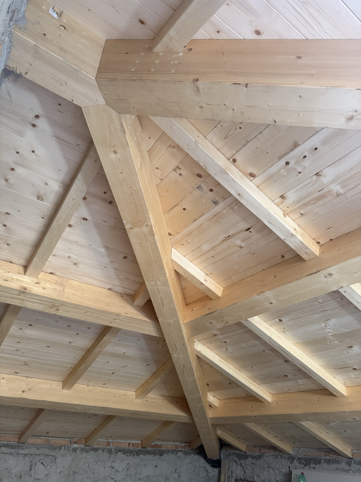Tetto in legno lamellare, connessione colmo-diagonali