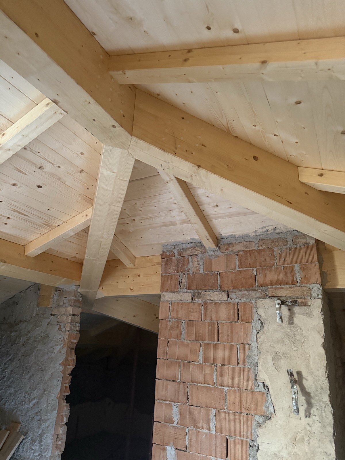 Tetto in legno lamellare autportante, particolare connessione colmo-diagonali