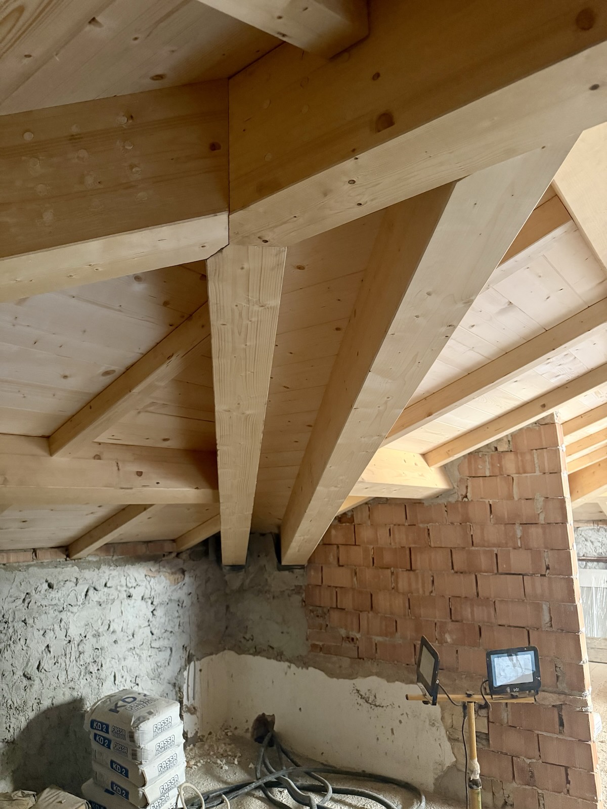 Incastri e lavorazioni tetto in legno lamellare autportante