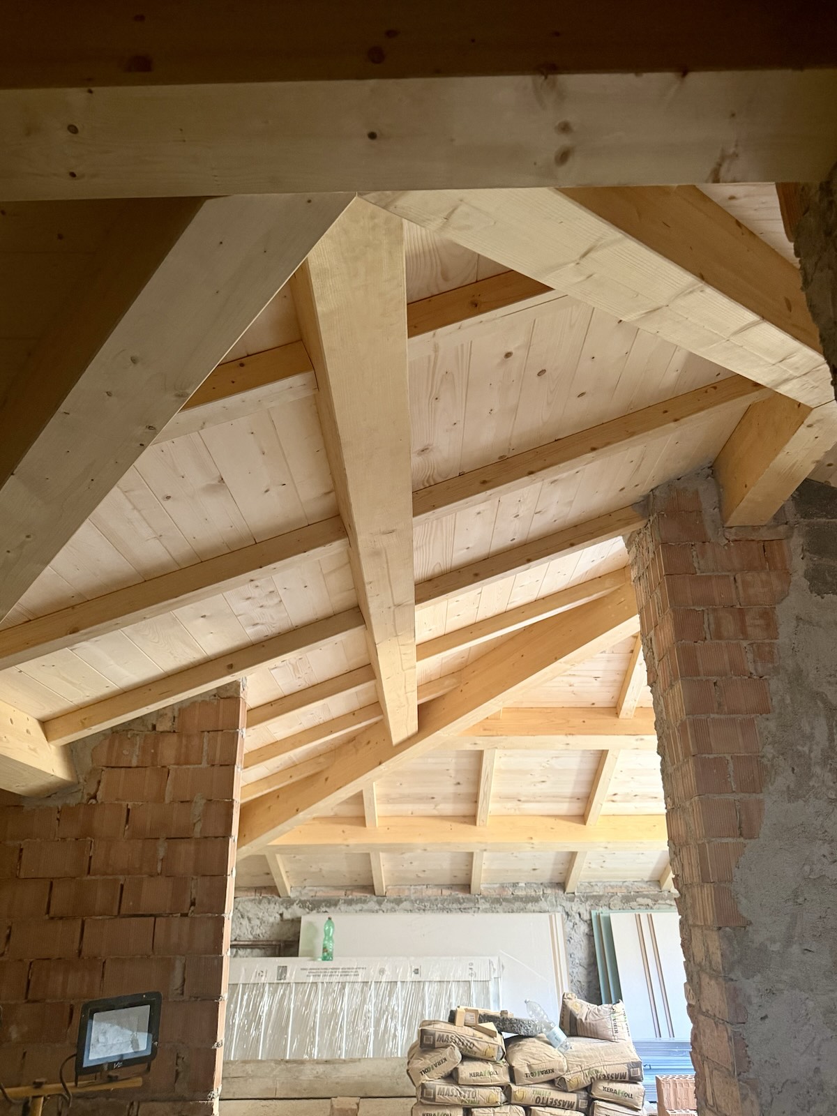 tetto in legno lamellare autoportante, costruito a Quercianella